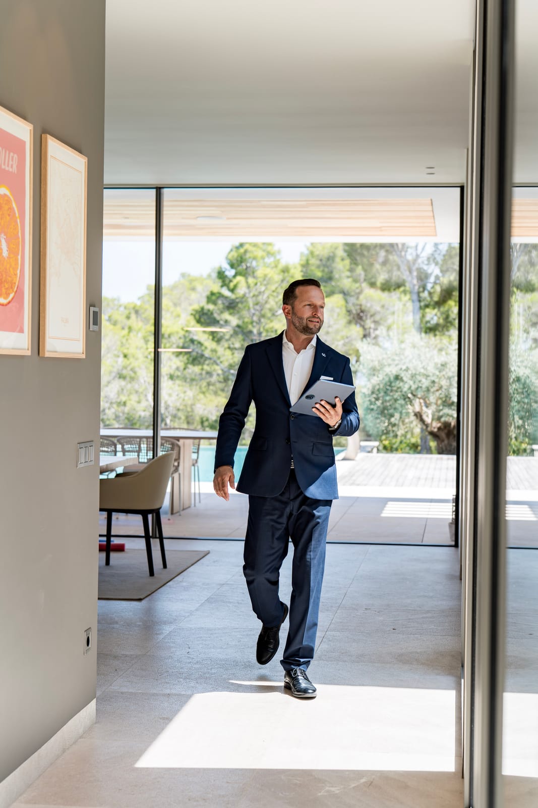 Professioneller Butler im Service in einer Luxusresidenz