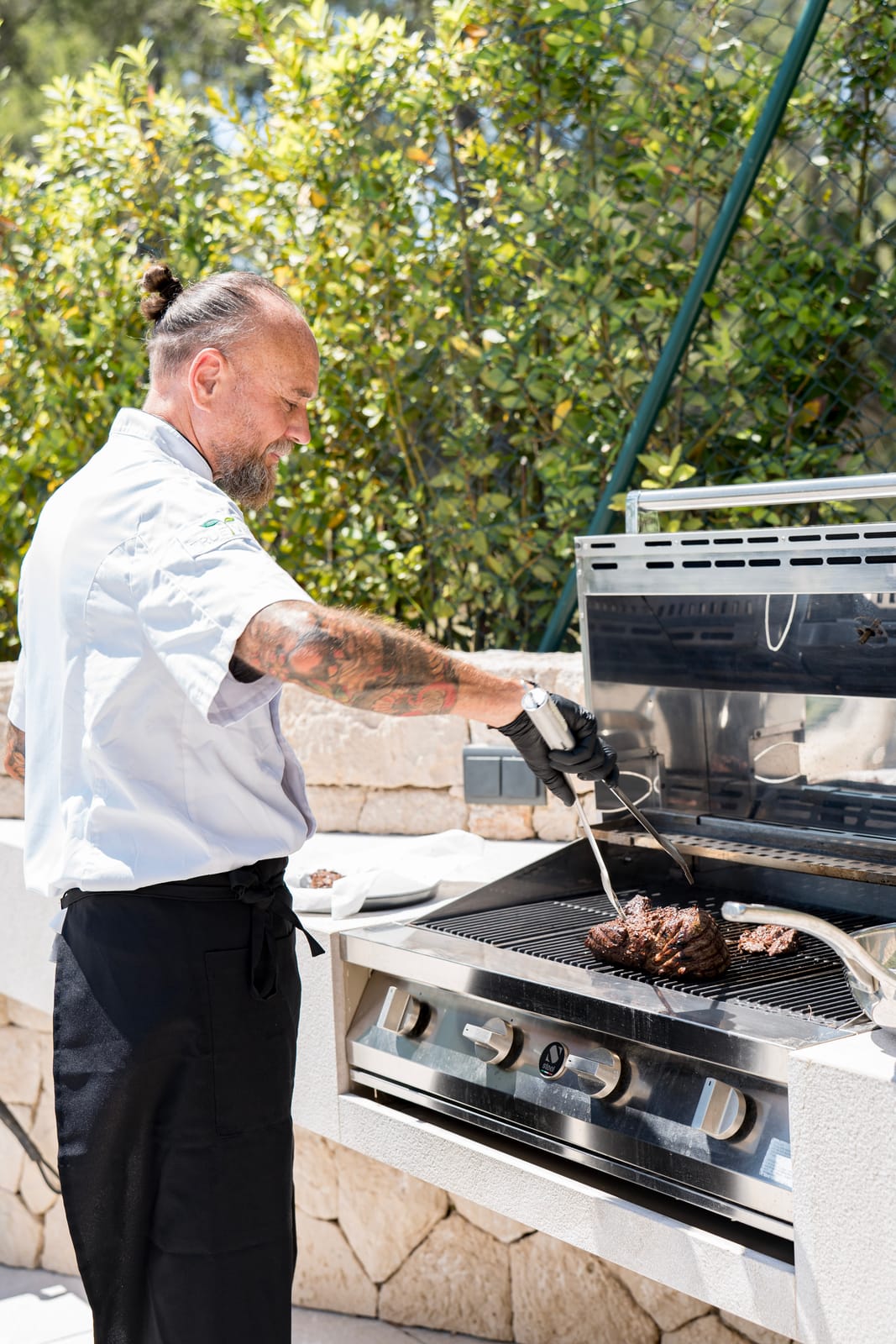 Privatkoch grillt Steak in einer Luxus-Außenküche